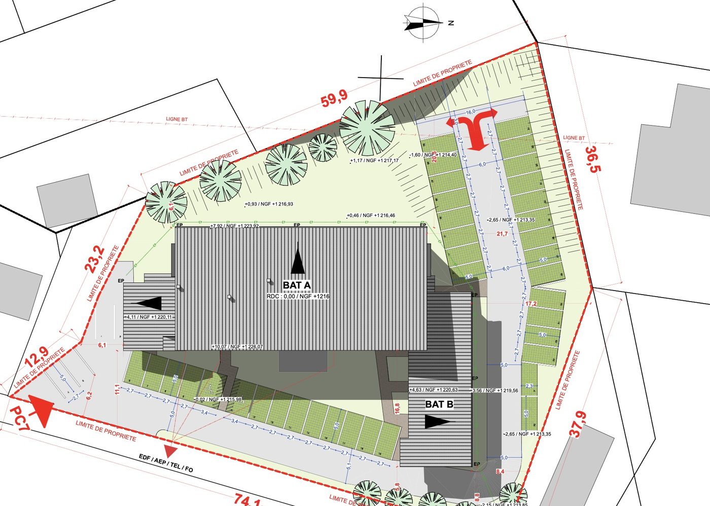 Plan masse de permis de construire : deux bâtiments, stationnements, cotes et altimétrie